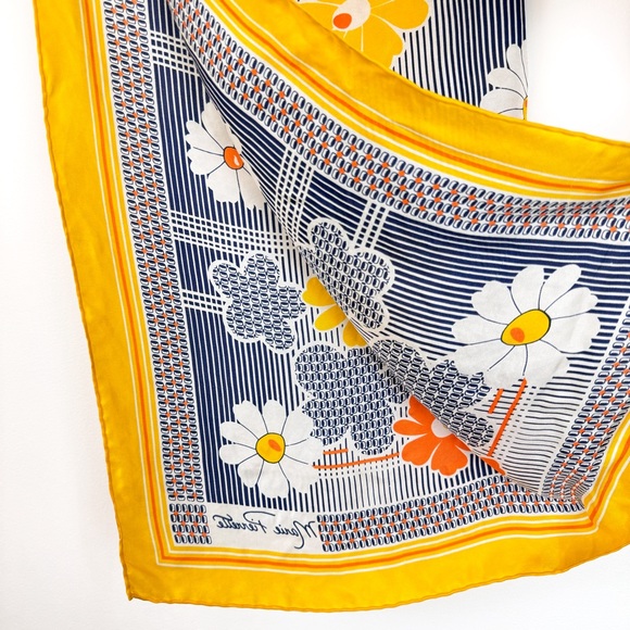 Vintage Daisy Silk Scarf - Picture 3 of 10